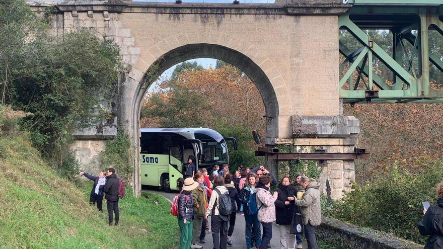 Un autobús colapsa el acceso a Purón (Llanes) al quedarse atascado en la carretera