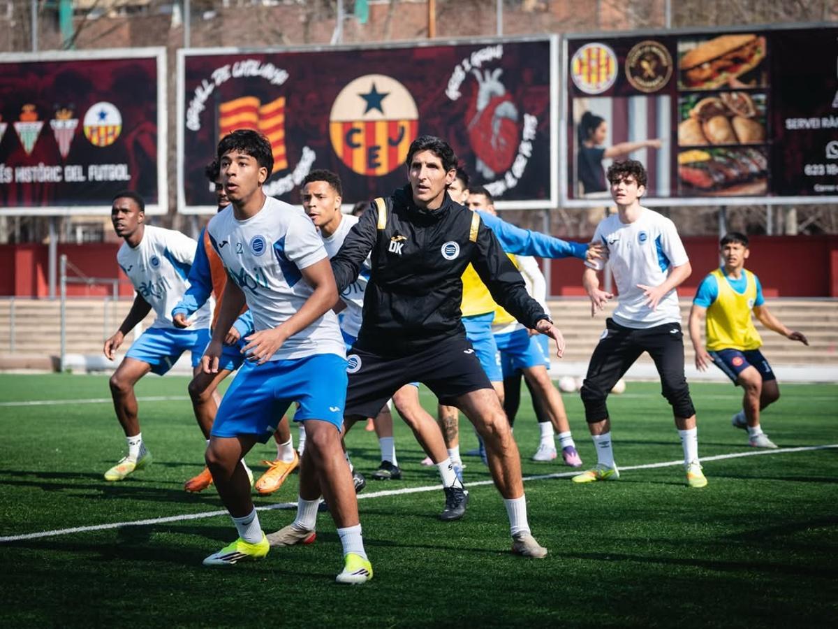David Karanka, entrenador del Inter Barcelona, durante un entrenamiento en Segunda Catalana