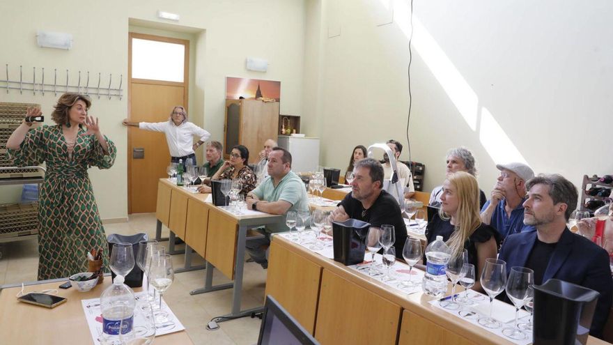 Clase y cata de la sumiller Cristina Tierno en Asturias | FERNANDO RODRÍGUEZ