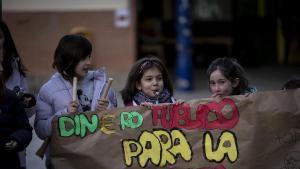 Tres niñas defienden la escuela pública.
