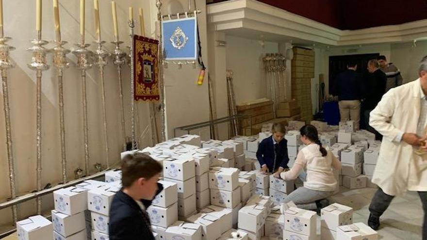 Reparten más de 1.000 palomas para liberarlas al paso de la Virgen