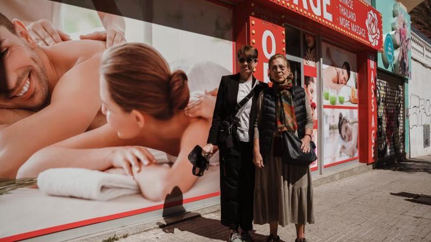 Awi Hahne y Francisca Bennássar ante un local de masaje asiático en la calle Joan Miró. 