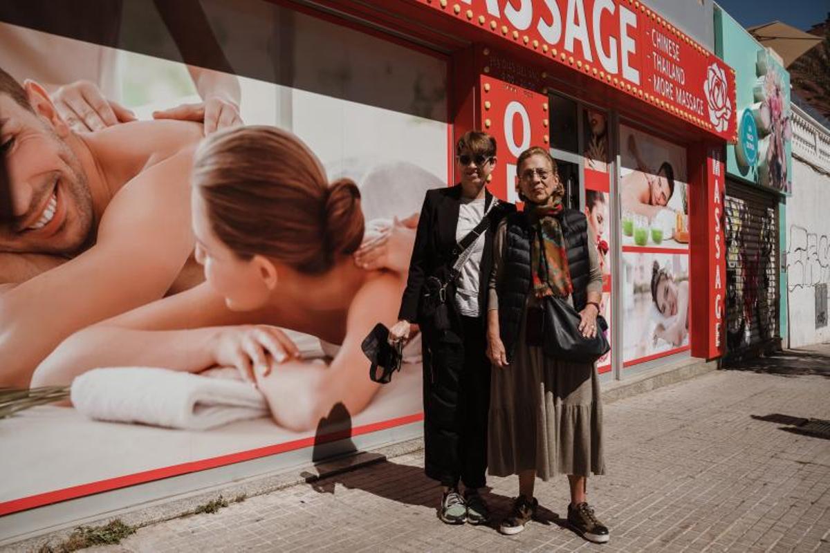 Awi Hahne y Francisca Bennássar ante un local de masaje asiático en la calle Joan Miró. | DM