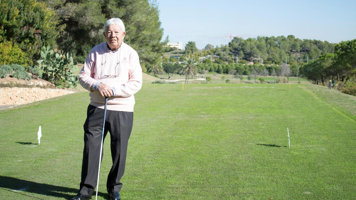 Domingo Medina Riera posa en un campo de golf.