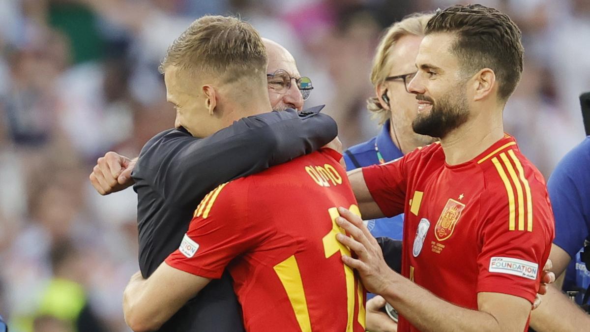 Luis de la Fuente celebra con Dani Olmo y Nacho Fernández el pase a las semifinales de la Eurocopa 2024