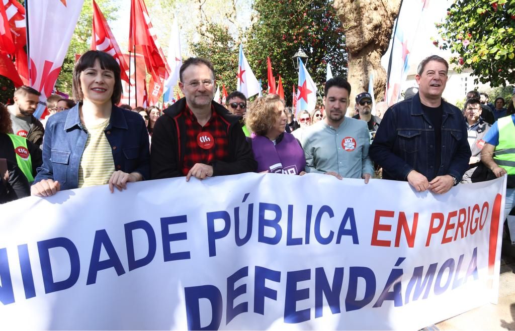 Miles de gallegos reivindican mejoras en la sanidade pública en Santiago