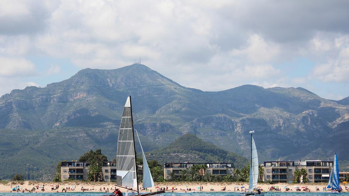 Un trofeo de vela disputado en la playa de Xeraco, en imagen de archivo.