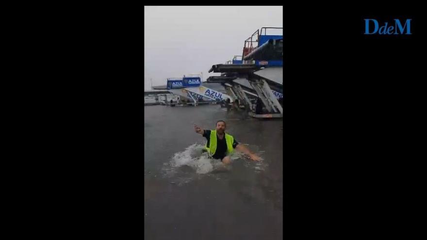 El vídeo viral del divertido chapuzón de un empleado en las inundaciones del aeropuerto de Palma