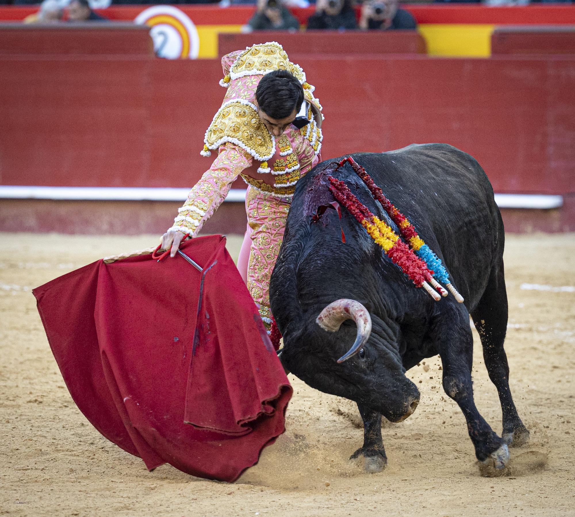 Paco Ureña y Francisco de Manuel pasea una oreja en la Feria de Fallas