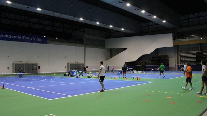 Usuarios de las nuevas pistas de tenis &quot;indoor&quot; del Ifevi.