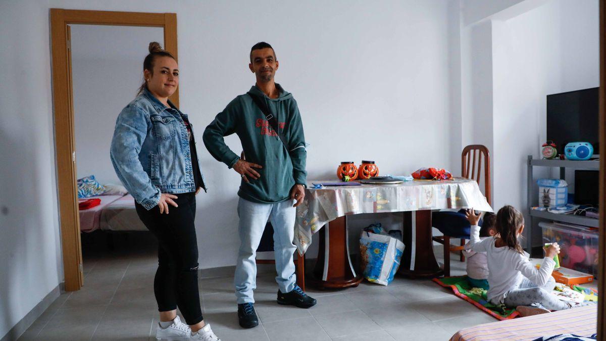 Una familia con una vivienda pública concedida por la Generalitat tras varios intentos de desahucio