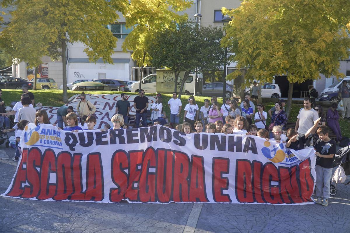 La merienda-protesta organizada por el Anpa del Ceip de Prácticas.