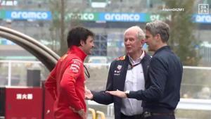 Carlos Sainz, charlando animadamente con Helmut Marko en el paddock de Suzuka