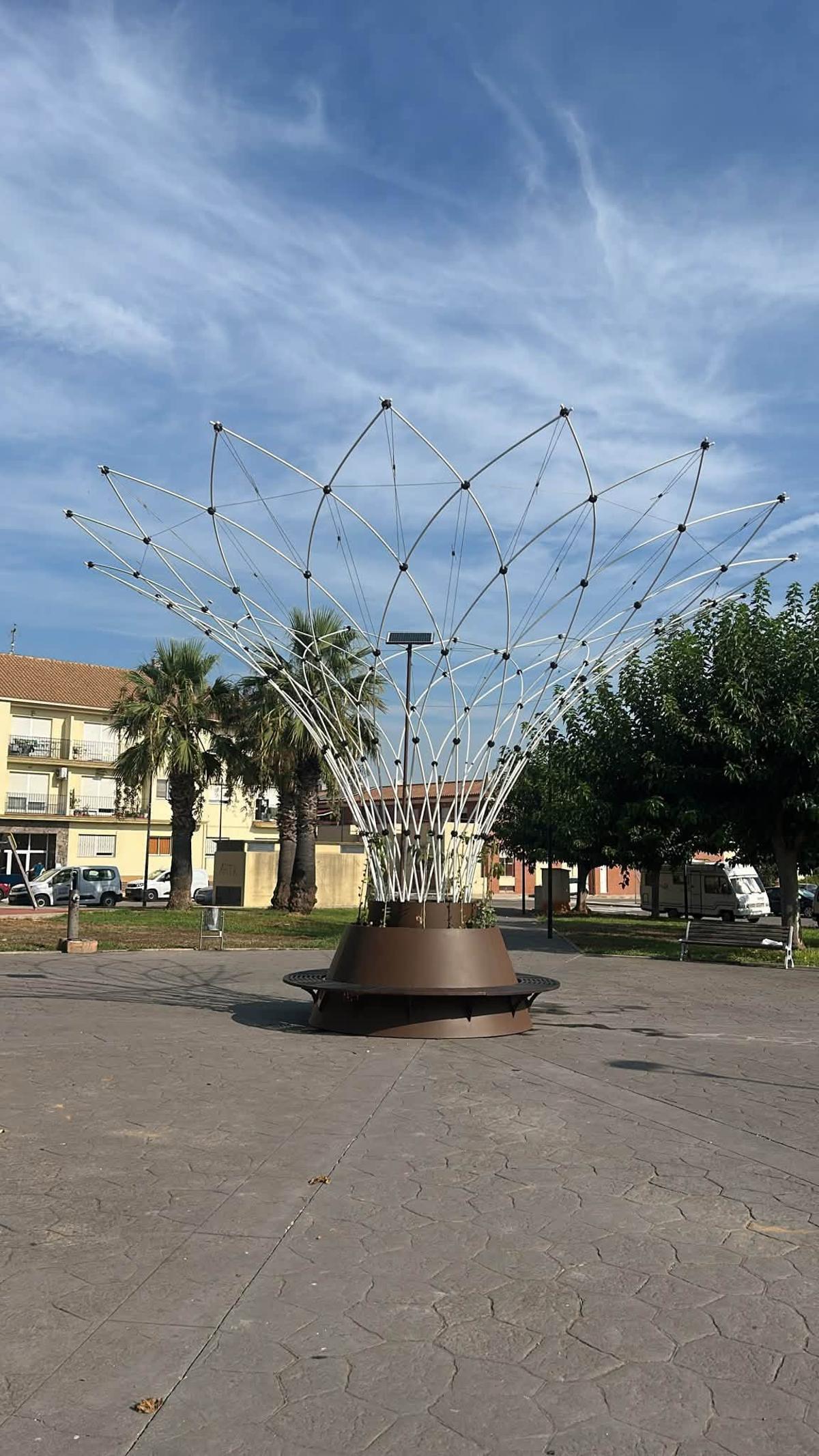 La pérgola de la Poba Llarga en forma de corola ubicada en el 'Parc de la Pau'.