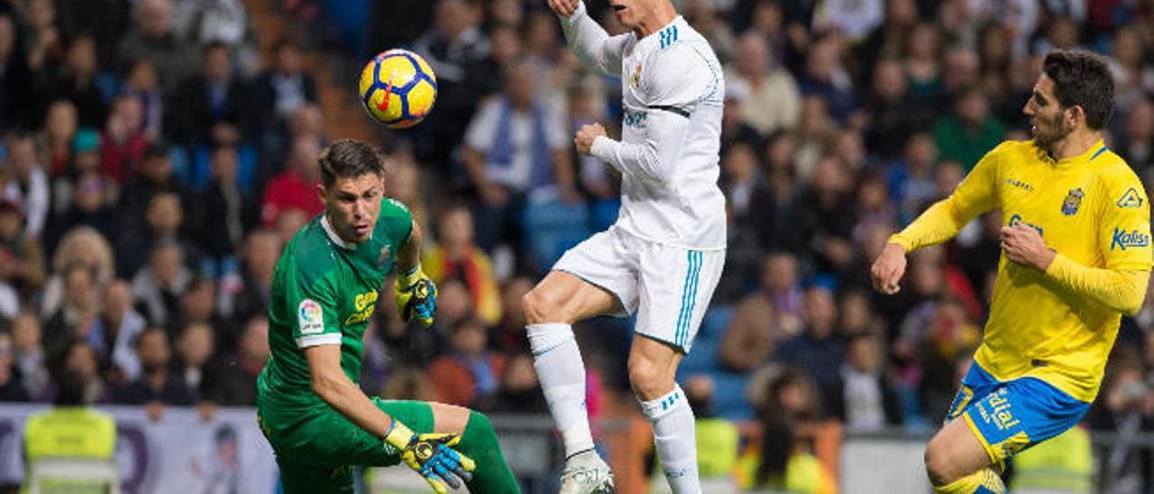 Raúl Lizoain detiene un disparo de Cristiano Ronaldo durante el partido de esta temporada en el Santiago Bernabéu.