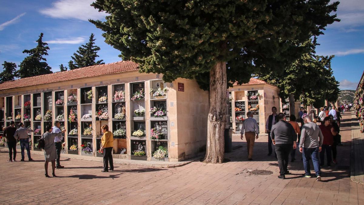 Varias personas en el cementerio de Alcoy el día de Todos los Santos del año pasado.