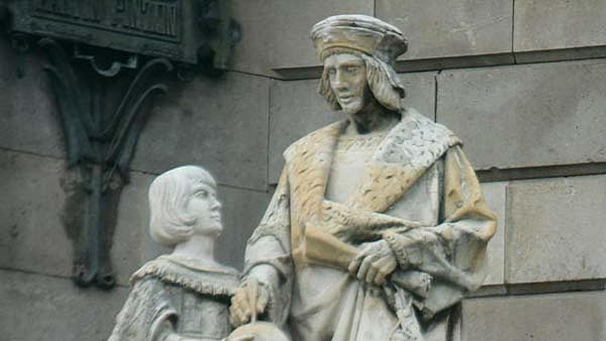 Jaume Ferrer ensenyant al nen Colom en un monument de Barcelona.