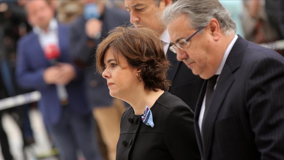 La vicepresidenta del Gobierno, Soraya Sáenz de Santamaría y el ministro del Interior, acudiendo al funeral.