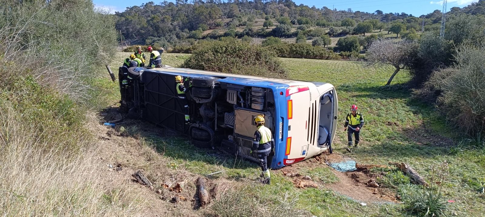 FOTOS | Un autobús del Imserso cae por un terraplén entre Sant Llorenç y Son Servera