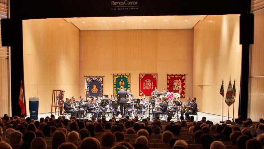 Lleno total en el Teatro Ramos Carrión, con la Unidad de Música de la Academia Básica del Aire en escena.