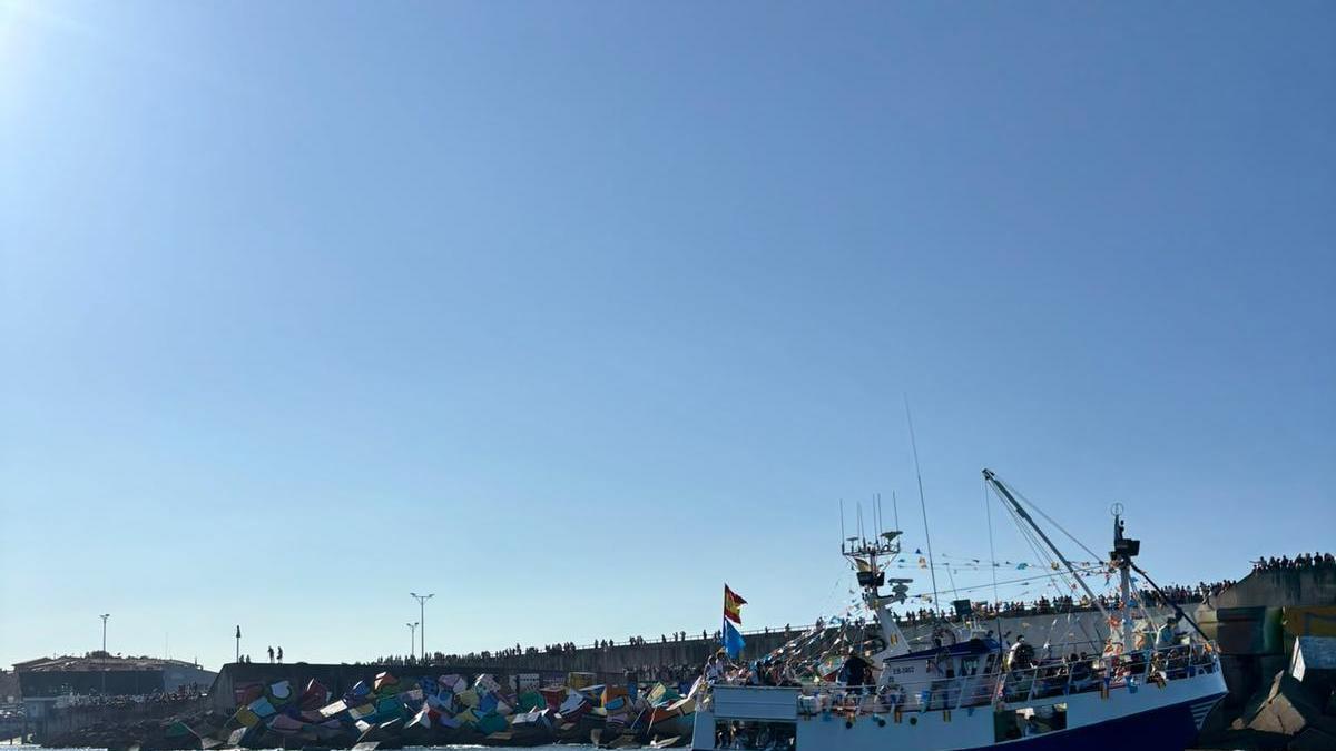 Santa Ana vuelve a la mar en Llanes