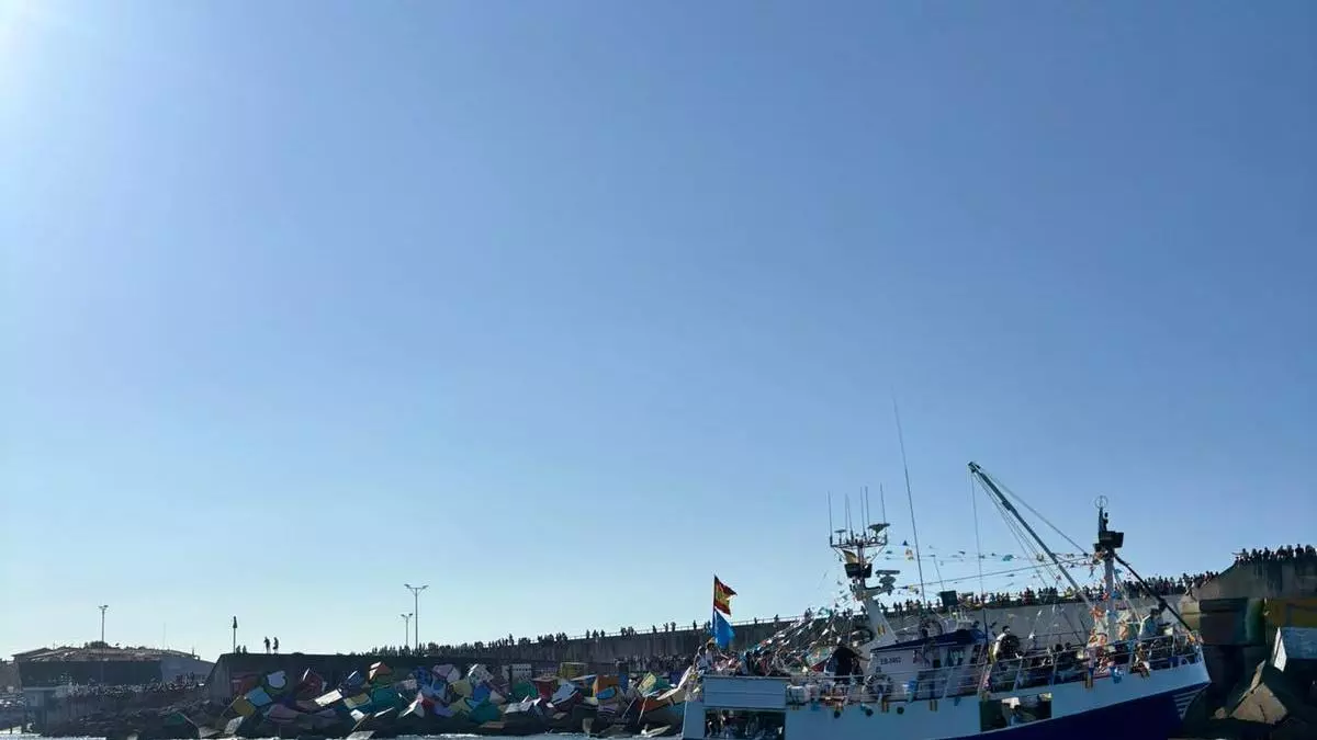 Santa Ana vuelve a surcar la costa de Llanes