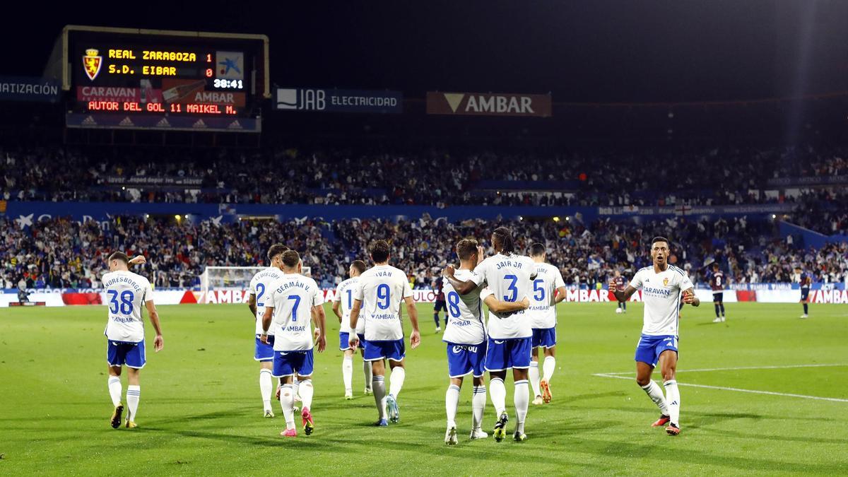 Los jugadores del Real Zaragoza celebran un gol de Maikel Mesa frente al Eibar en La Romareda en la temporada 2023-24