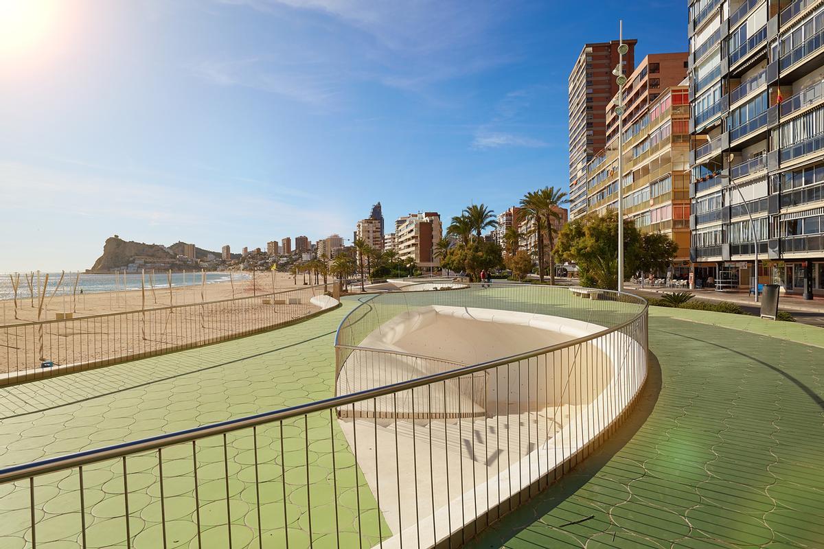 El paseo marítimo va cambiando de color