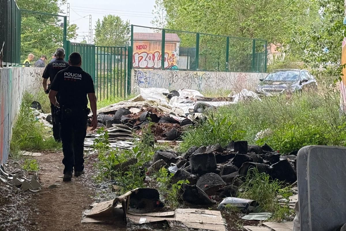 Dos mossos revisen un abocament incontrolat a Girona