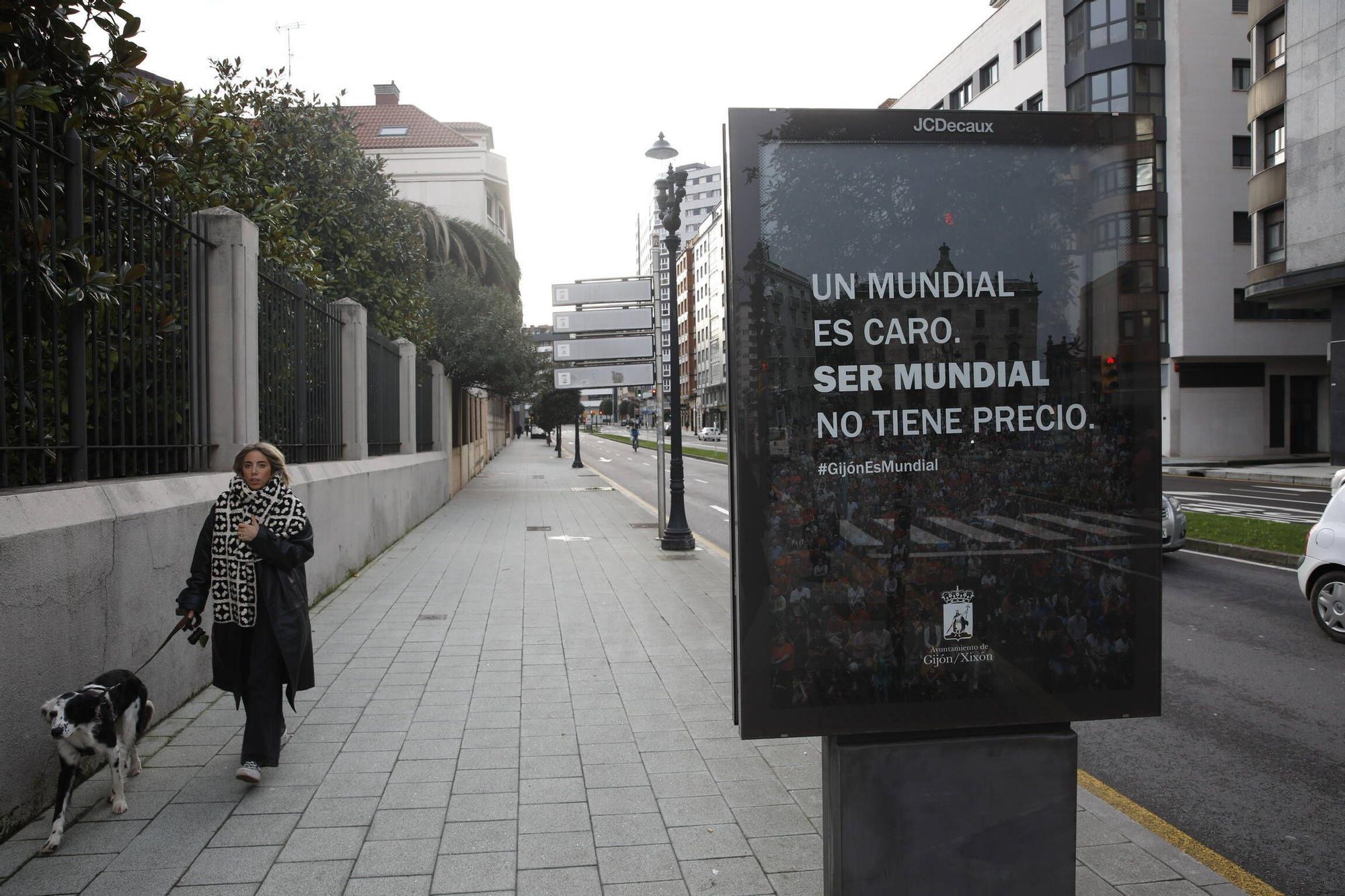 En imágenes: Polémica en Gijón con los carteles a favor de no organizar el Mundial: "Echa más leña al fuego"