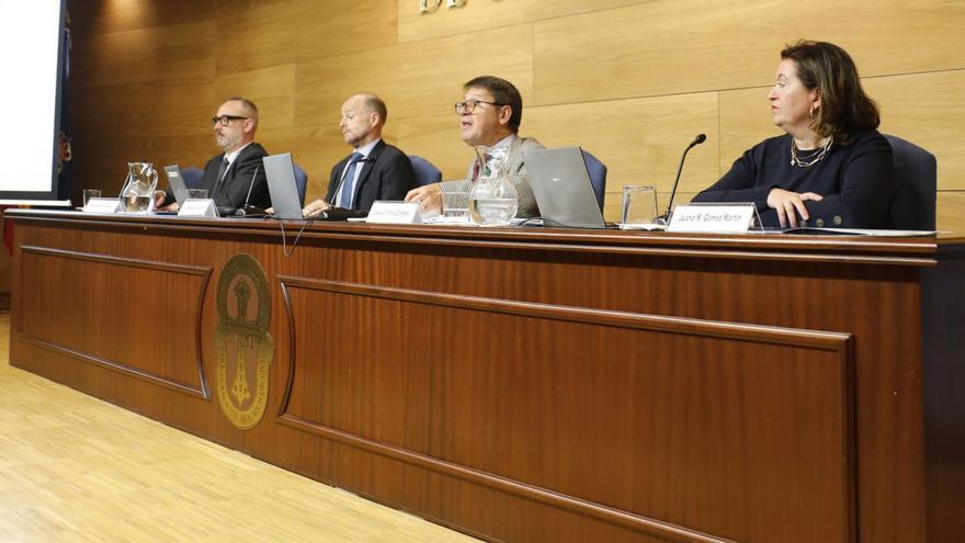 Por la izquierda, Borja Álvarez, de la Comisión de Derecho de Familia del Colegio de Abogados de Oviedo; Fernando Laserna, José Gabriel Ortolá Dinnbier y Juana María Gómez, de la Comisión de Derecho de Familia. | MARIO CANTELI
