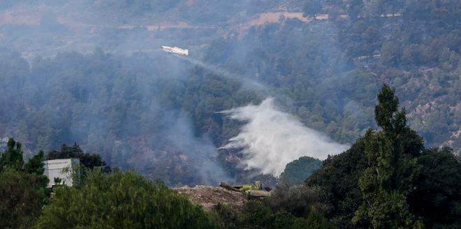 Un incendio en Valencia calcina 880 hectáreas, sigue activo y los trabajos se intensifican antes de las tormentas de la tarde