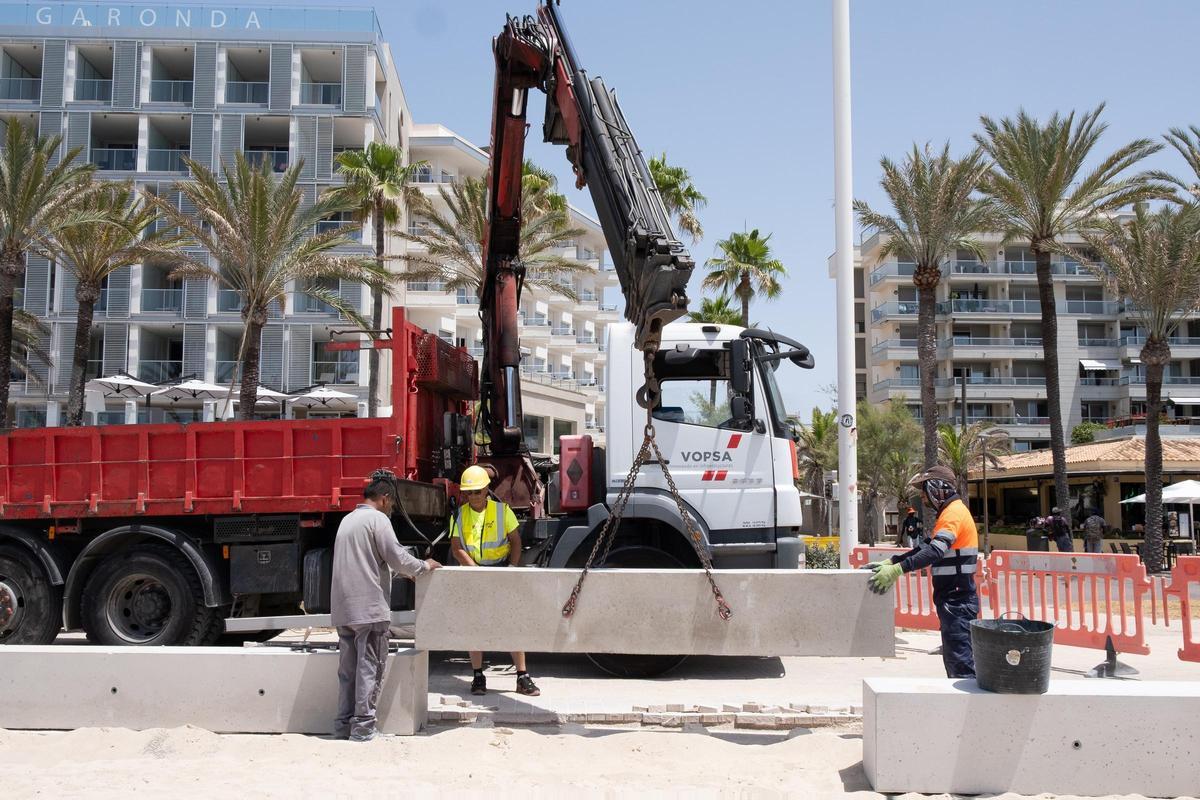 Operarios descargan uno de los bloques del nuevo muro en el barrio de Las Maravillas de la Playa de Palma