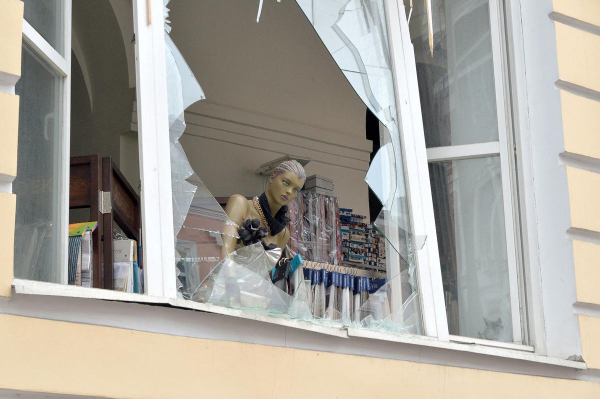 Un maniquí asoma por una ventana rota de una tienda, tras un bombardeo ruso en la plaza de la Constitución, en Járkov.