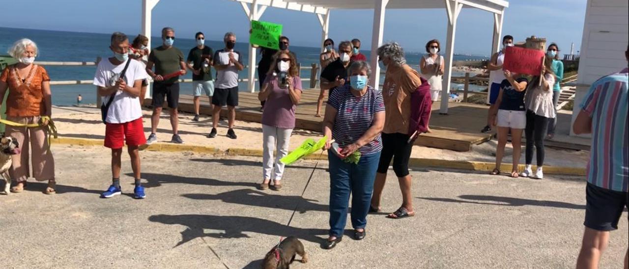 Protesta autorizada contra el chiringuito instalado en la playa de Los Jesuítas en La Torre de Pilar de la Horadada