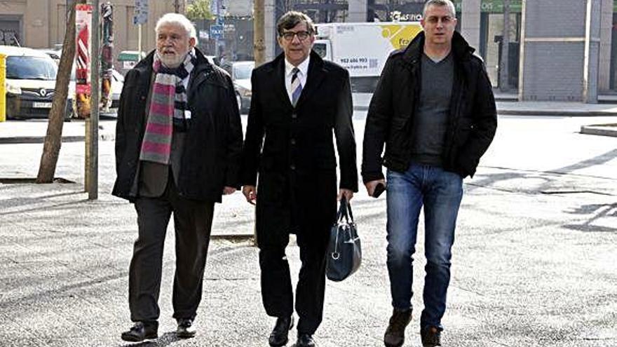 D&#039;esquerra a dreta: l&#039;alcalde, Fermí Santamaria; el seu advocat, Carles Monguilod, i el cap de premsa de l&#039;Ajuntament de Llagostera, Marc Sureda.