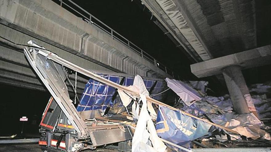 Grave un camionero al caer por un puente de la AP-7 en Castelló