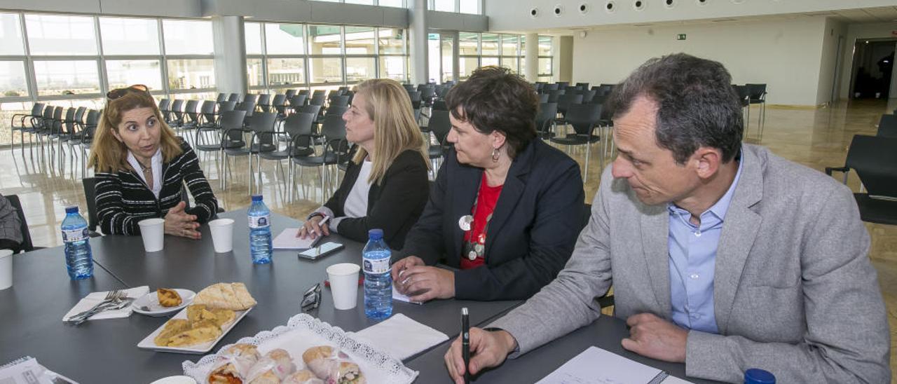 Pedro Duque en su visita a Distrito Digital junto a dos diputadas y la investigadora Nuria Oliver.