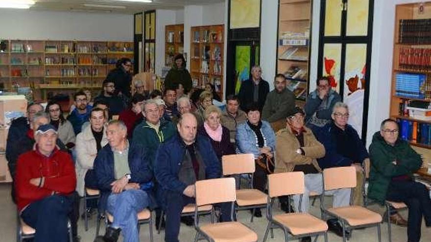 Vecinos en la presentación, ayer, del proyecto de A Pedreira. // G.N.