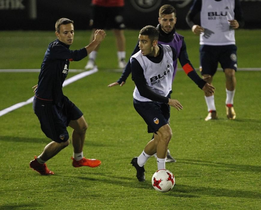 La afición del Valencia invade el Puchades