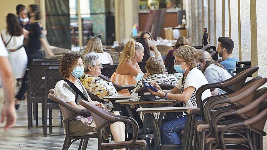 Turistes a les terrasses dels bars i restaurants de Girona, la setmana passada.
