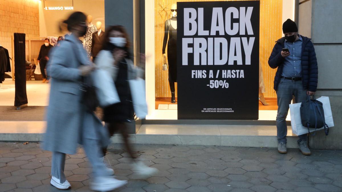 El Paseo de Gracia de Barcelona se llena de clientes buscando renovar el armario con las ofertas del Black Friday