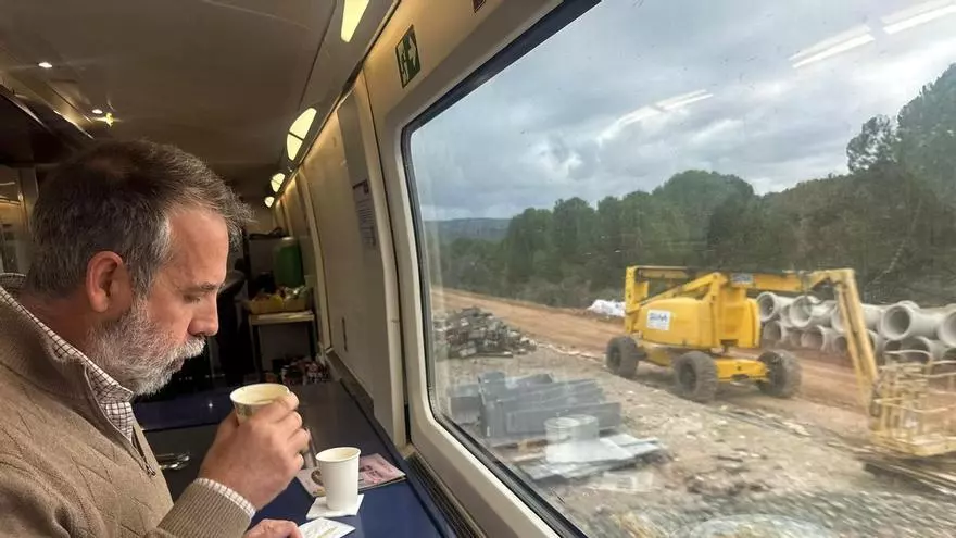 Los trenes de alta velocidad circulan por el tramo de Adamuz
