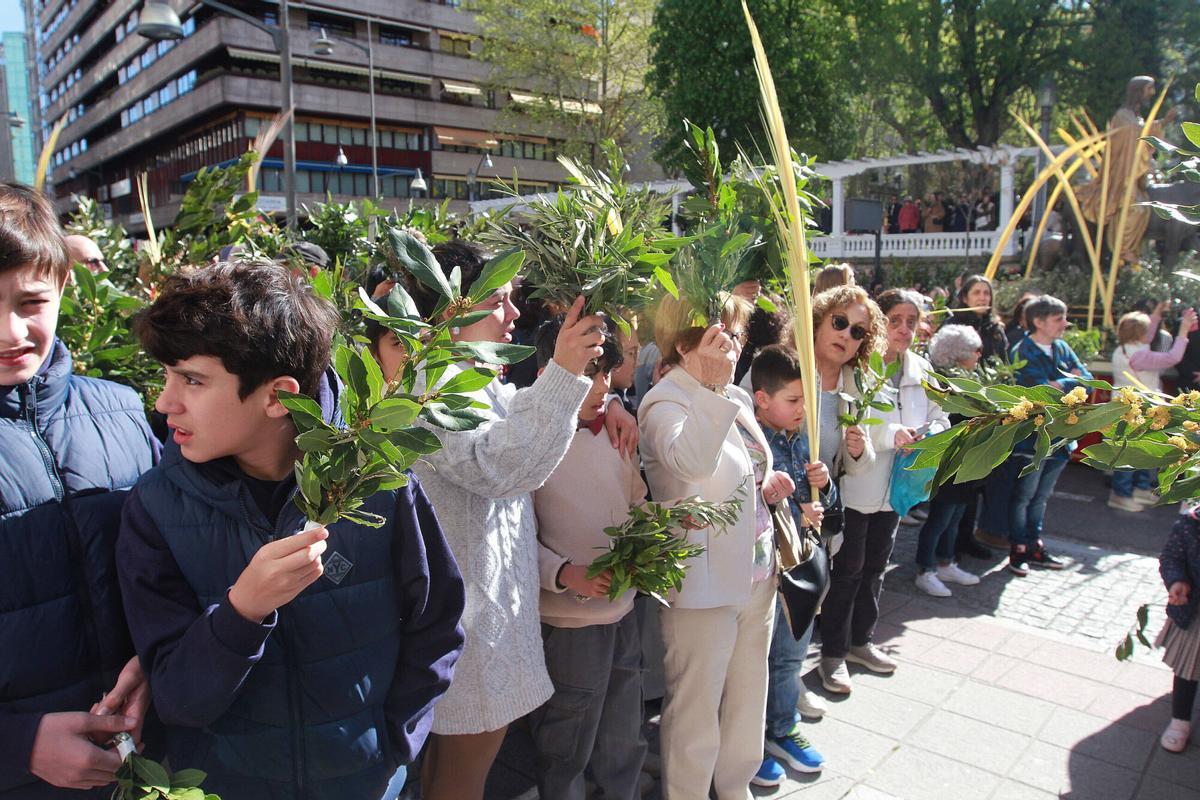 Cientos de fieles, con ramos y palmas, acompañaron a Jesús de Nazaret desde San Lázaro hasta la catedral