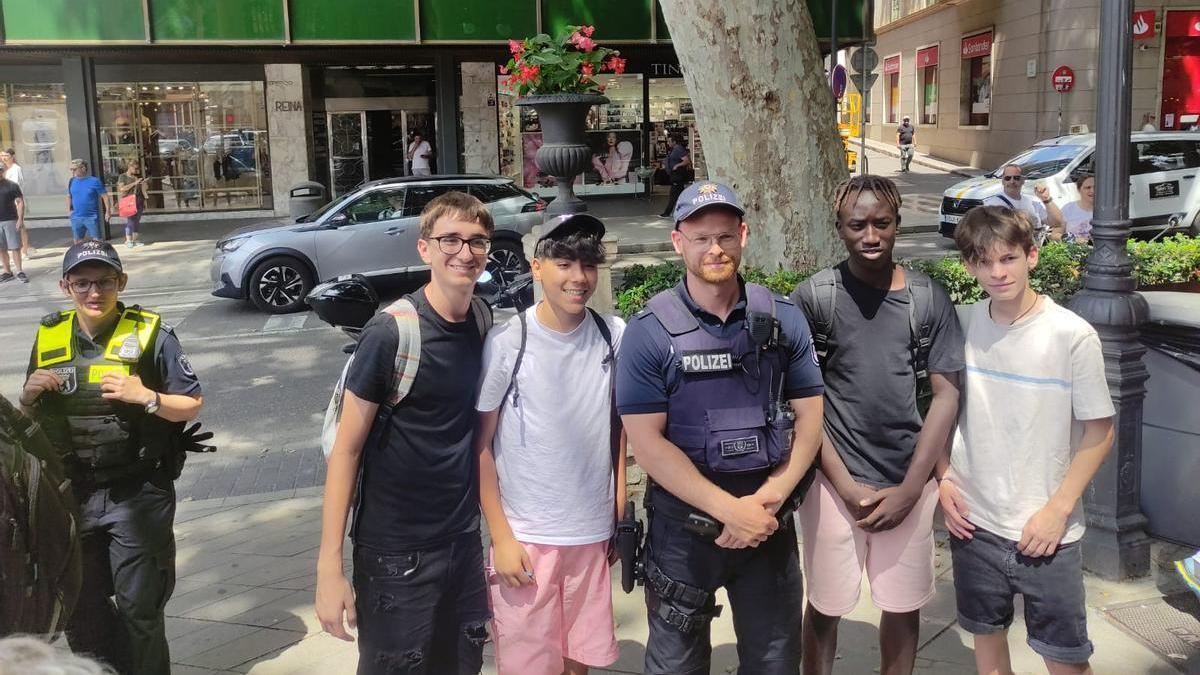 Jugendliche wollen ein Foto mit den deutschen Polizisten.