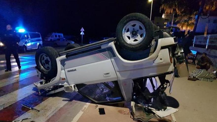 Un conductor ebrio vuelca su coche en Xàbia y tres ocupantes resultan heridos