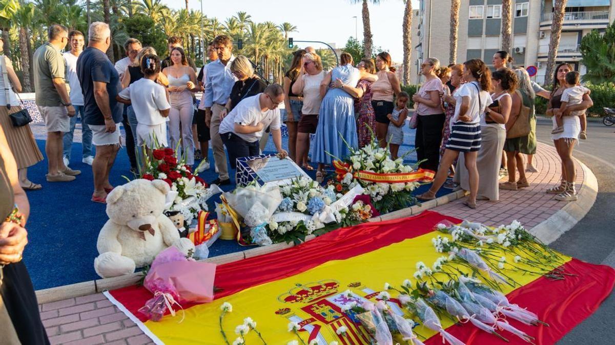 Santa Pola clama contra el terrorismo en el 24 aniversario del atentado contra la casa cuartel