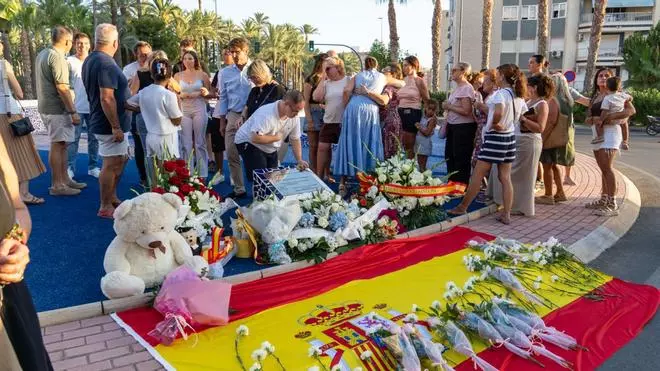 Santa Pola clama contra el terrorismo en el 24 aniversario del atentado contra la casa cuartel