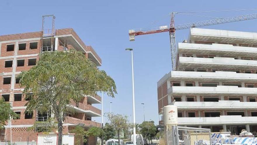 Dos inmuebles de nueva construcción levantados en la zona próxima al campo de fútbol, en el barrio de Travalón.