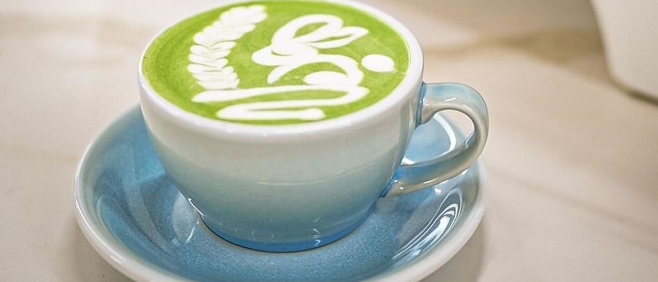 Uno de los artísticos matcha latte de la cafetería Brew Coffee 2.
